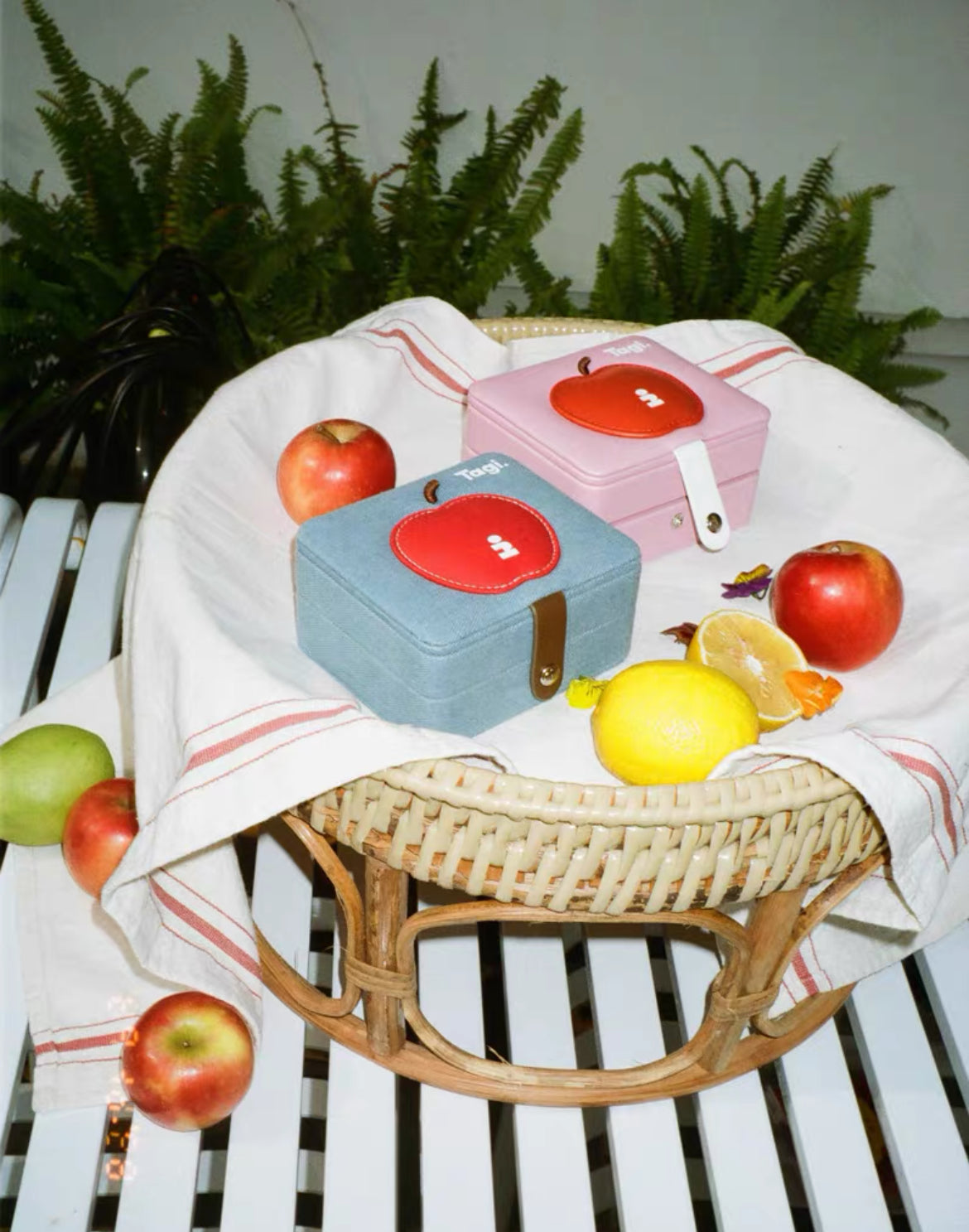 Tagi. Imagine Apple Jewelry Box Pink Apple