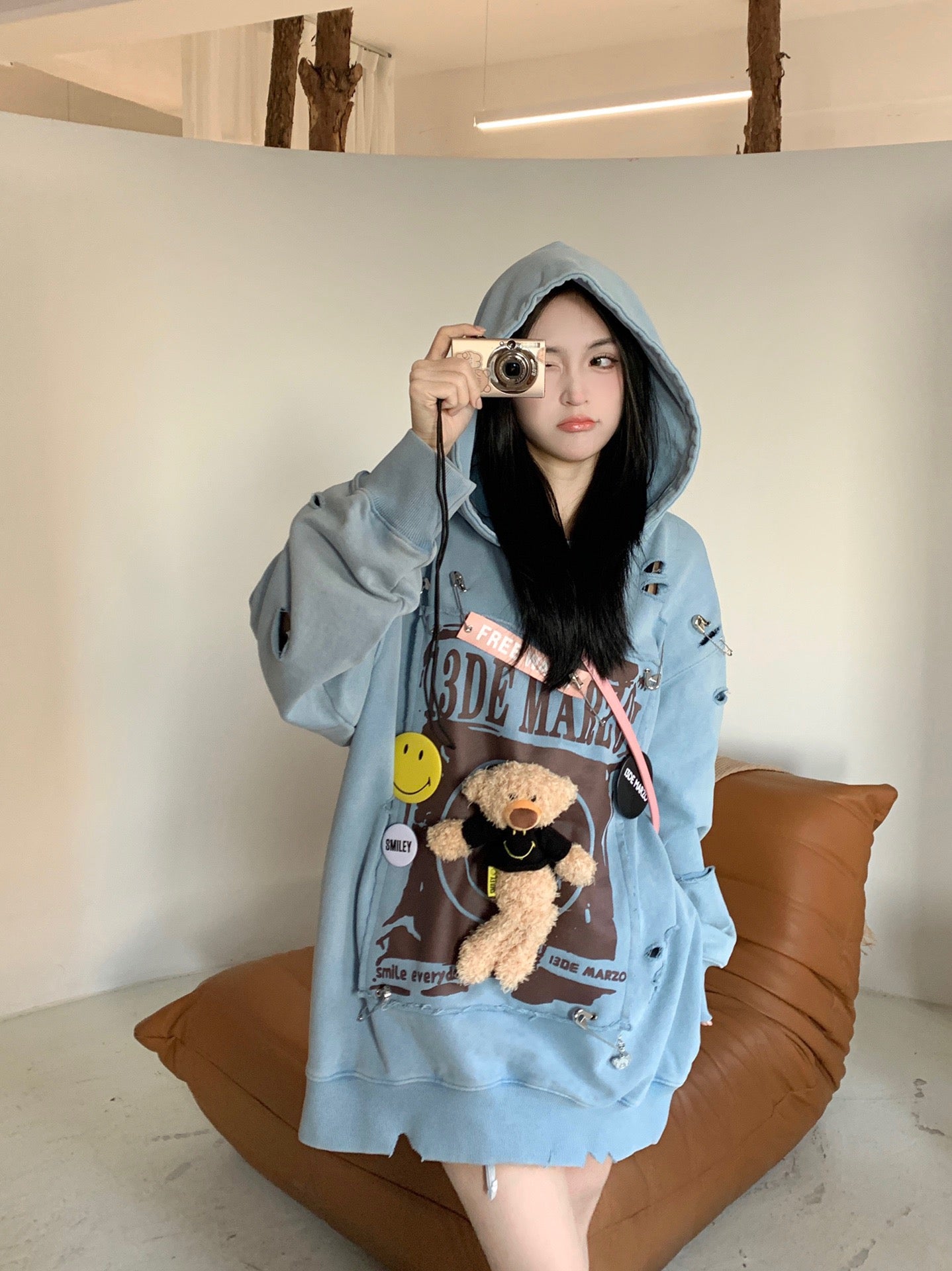 13De Marzo x Smiley Broken Pin Badge Bear Hoodie Cerulean