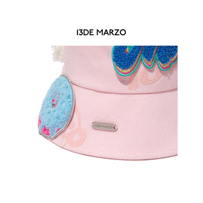 13DE MARZO Badge Velcro Bucket Hat Pink