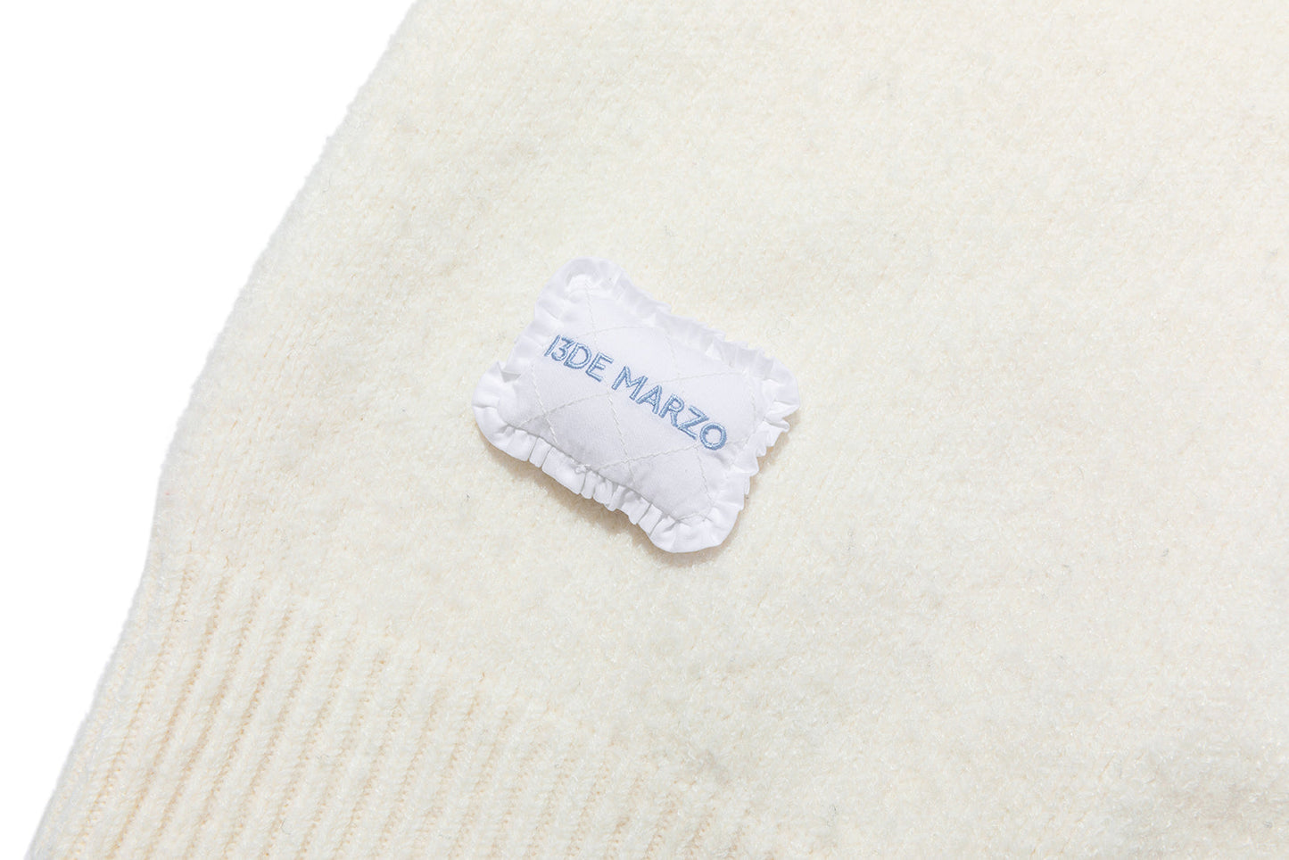 13DE MARZO Marzo Valley Cape Sweater White