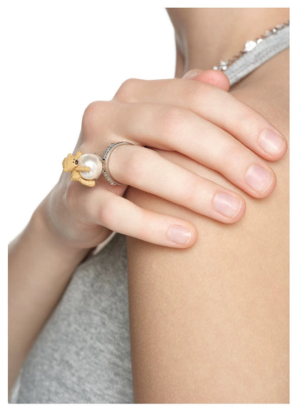 13DE MARZO Bear Prone Pearl Ring