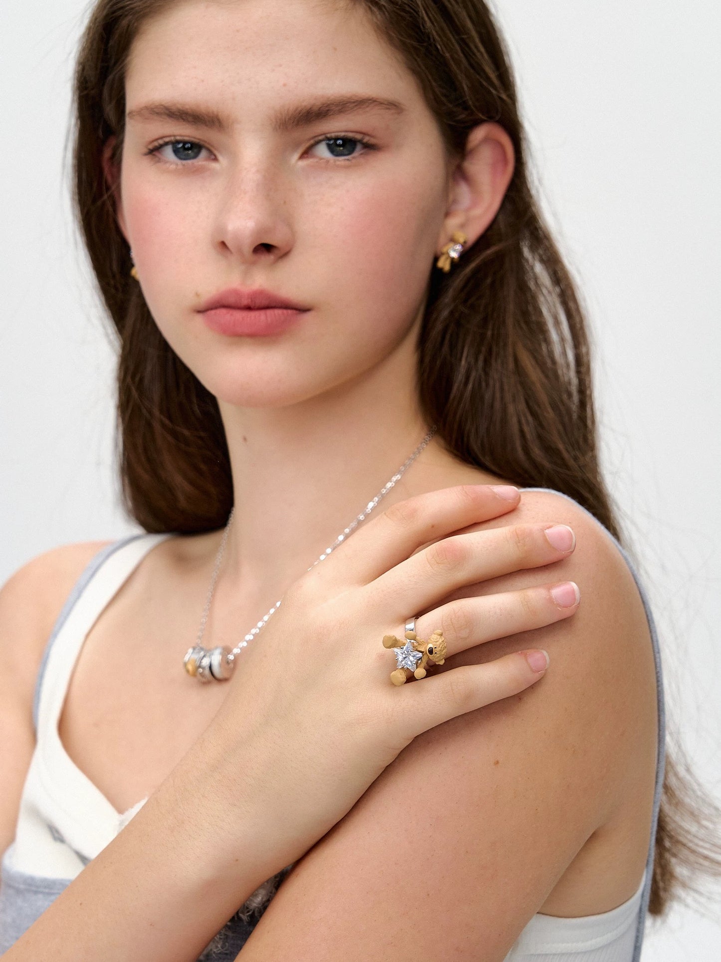 13DE MARZO Bear Hug Star Ring