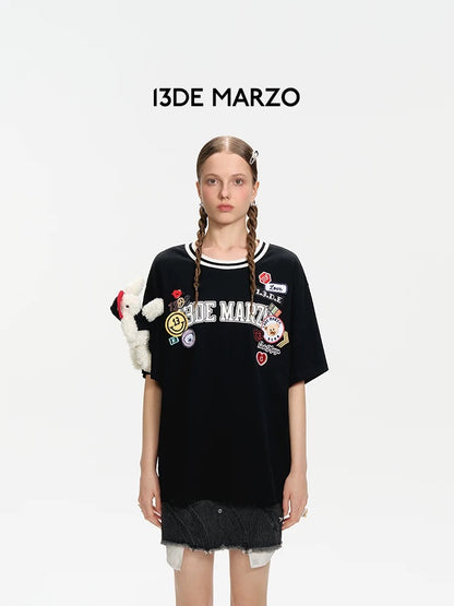 13DE MARZO Badge Knit Neck T-shirt