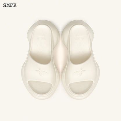 SMFK Compass Wave High-Heel Bumper Sandal In White