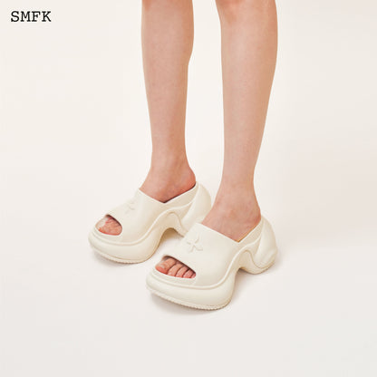 SMFK Compass Wave High-Heel Bumper Sandal In White