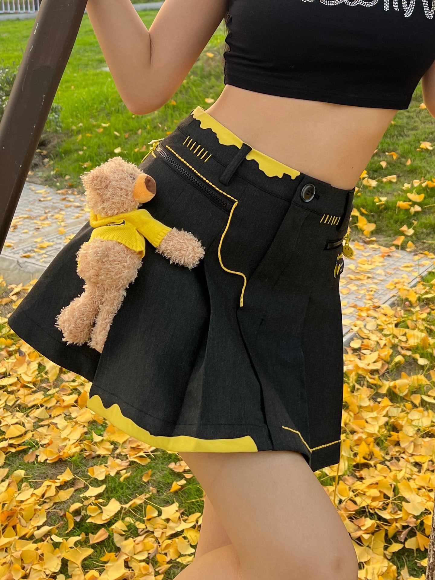 13De Marzo x Smiley Broken Suture Skirt Black